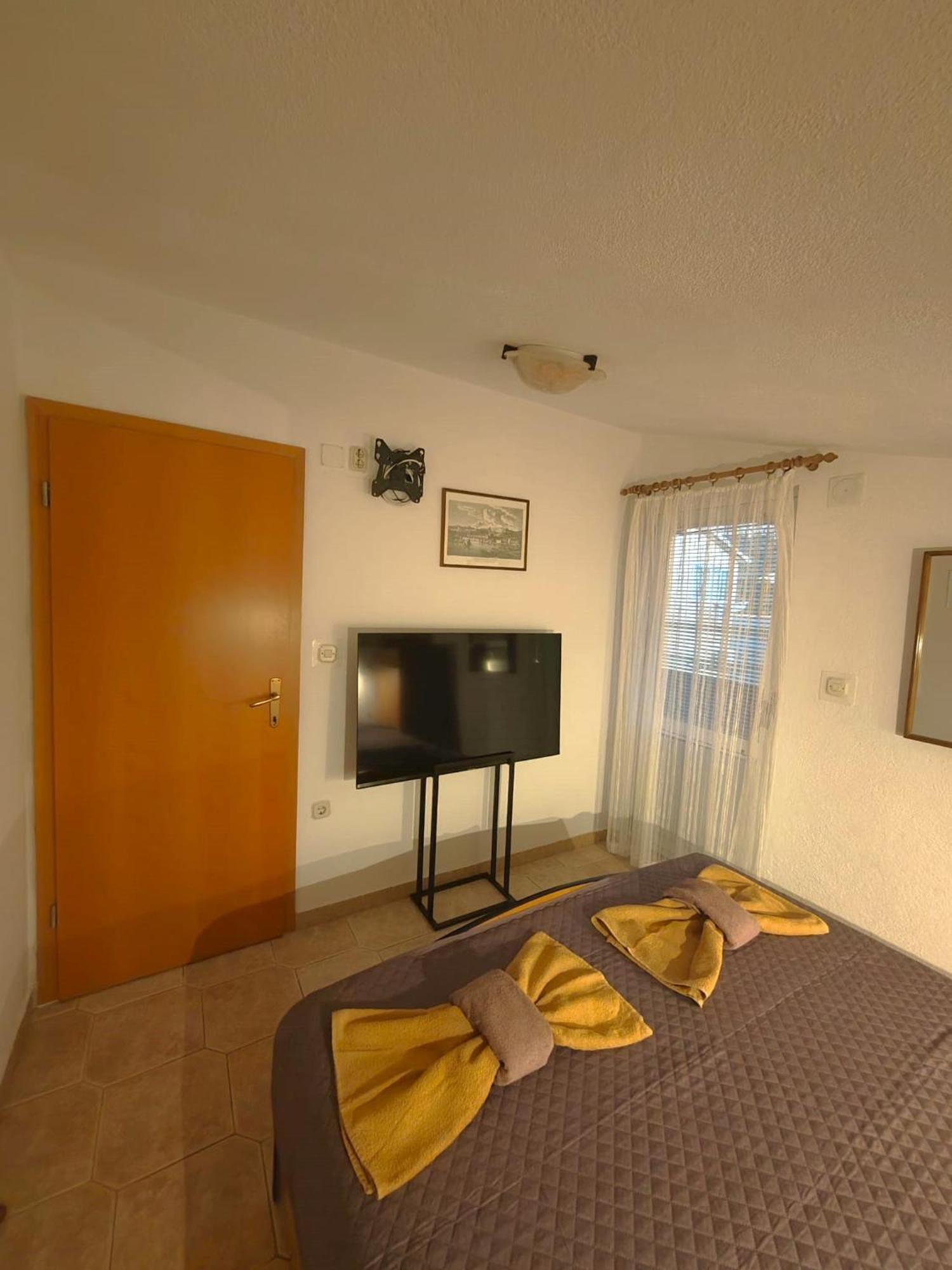 Apartments Turan Centrally Located With Free Parking Igrane Bagian luar foto